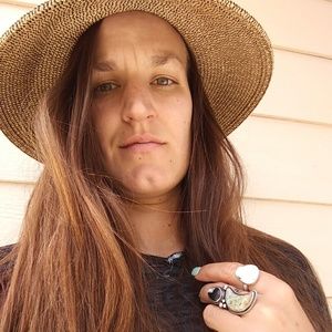 Meet your Posher, Caitlin